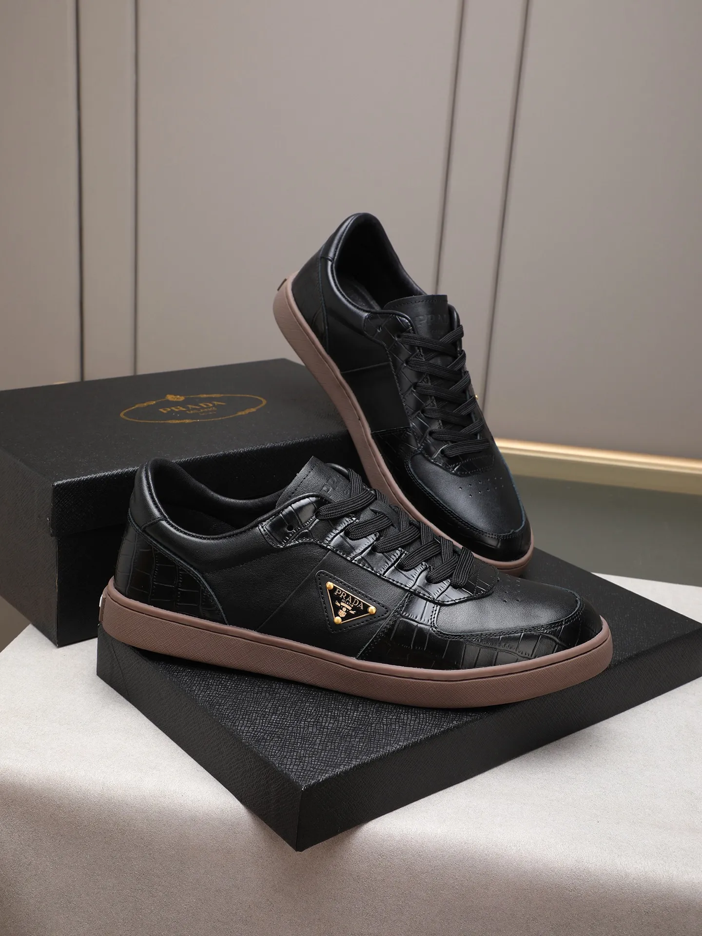 Men's shoes💰420💰 Brand: PRADA (Prada) Standard code: Men's code 38–44 (45 can be customized) Material: Original cowhide, breathable sheep lining Special outsole Style category: Men's fashionable casual sneakers Low-key luxury! Color: actual picture color